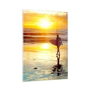 Cuadro sobre vidrio - Impresiones sobre Vidrio - Un surfista caminando por la playa al atardecer con su tabla. - 50x70cm - El regreso del guerrero - Decoración de pared moderna para salón y dormitorio ARTTOR