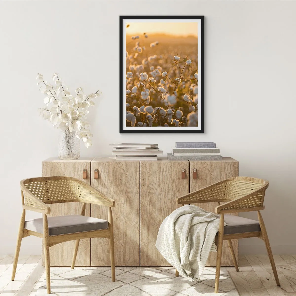 Póster en marco negro - Un campo de algodón bajo la cálida luz del sol poniente. - 50x70cm - Un campo esponjoso - Decoración de pared moderna para salón y dormitorio ARTTOR