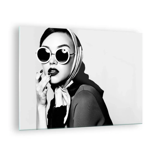 Cuadro sobre vidrio - Impresiones sobre Vidrio - Mujer elegante con gafas y una bufanda blanca y negra. - 70x50cm - Saludos desde los años 60 - Decoración de pared moderna para salón y dormitorio ARTTOR