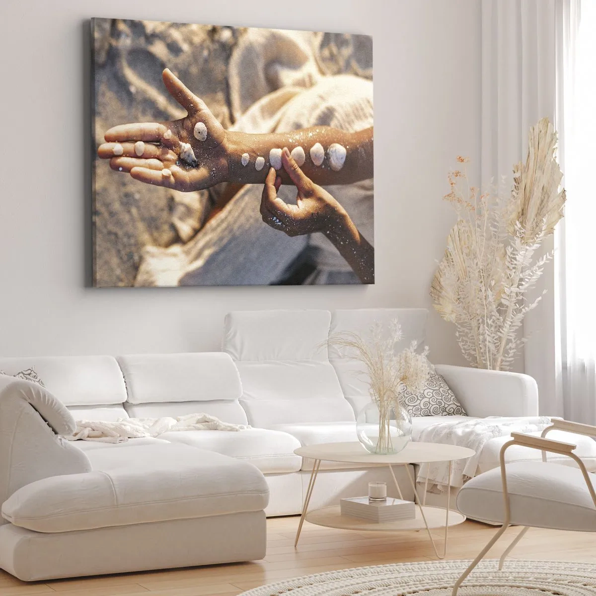 Cuadro sobre lienzo - Impresión de Imagen - Manos con conchas marinas dispuestas sobre el fondo de arena. - 70x50cm - La belleza al alcance de la mano - Decoración de pared moderna para salón y dormitorio ARTTOR