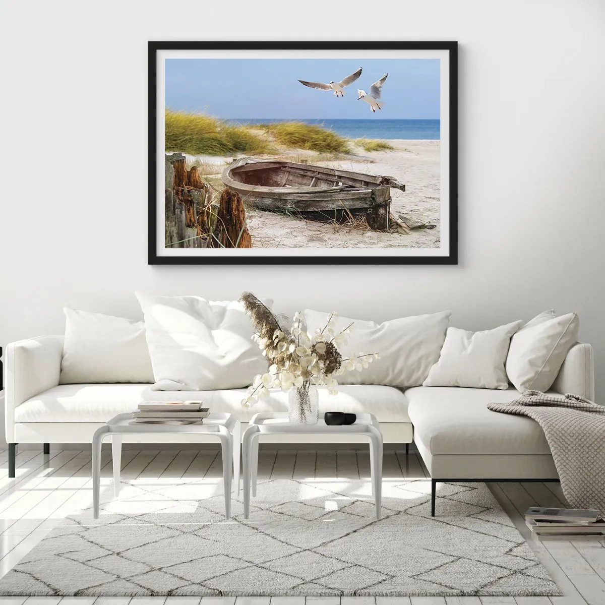 Póster en marco negro - Barco abandonado en una playa con gaviotas - 100x70cm - Bañada por el viento - Decoración de pared moderna para salón y dormitorio ARTTOR
