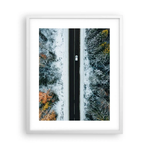 Póster en marco blanco - Atravesar el bosque en invierno - 40x50 cm