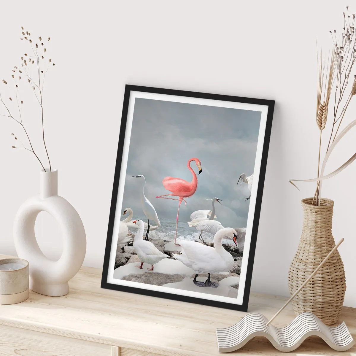 Póster en marco negro - Un flamenco rosado rodeado de pájaros blancos contra el cielo. - 50x70cm - ¿De dónde vengo? - Decoración de pared moderna para salón y dormitorio ARTTOR