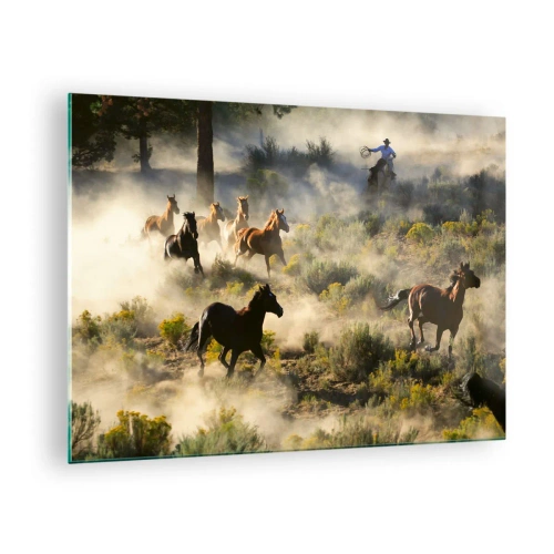 Cuadro sobre vidrio - Impresiones sobre Vidrio - Una manada de caballos galopando a través del polvo y un vaquero con la naturaleza como telón de fondo. - 70x50cm - Rivalidad: ¿libertad o fuerza?