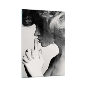 Cuadro sobre vidrio - Impresiones sobre Vidrio - Una mujer en una fotografía en blanco y negro haciendo un gesto de silencio. - 50x70cm - Escucharme a mí misma - Decoración de pared moderna para salón y dormitorio ARTTOR
