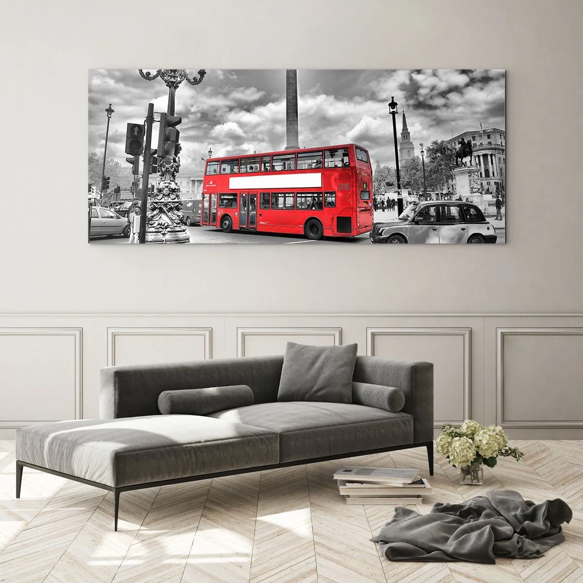 Cuadro sobre vidrio - Impresiones sobre Vidrio - Un autobús rojo de dos pisos contra un fondo de ciudad en blanco y negro. - 160x50cm - El verdadero torrente sanguíneo de la ciudad - Decoración de pared moderna para salón y dormitorio ARTTOR