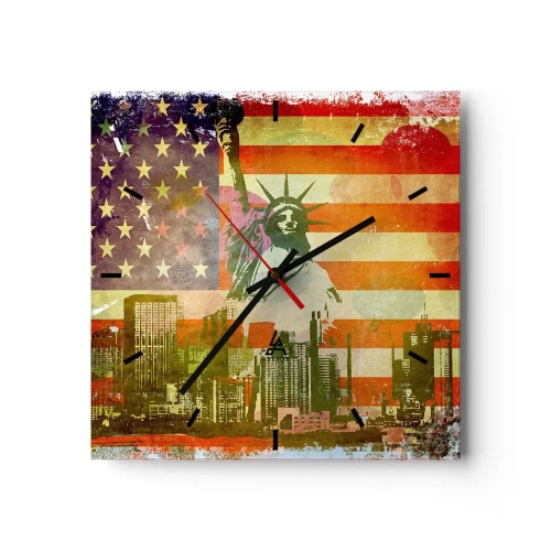 Reloj de pared - Reloj de vidrio - La Estatua de la Libertad con la bandera estadounidense como telón de fondo y el horizonte de la ciudad. - 30x30cm - ¡Viva América! - Decoración de pared moderna para salón y dormitorio ARTTOR