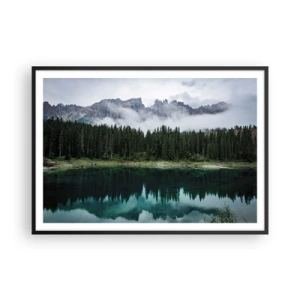Póster en marco negro - Un paisaje de montaña con un bosque y un lago que refleja el cielo. - 100x70cm - Calla, calla, no despertemos al agua dormida.... - Decoración de pared moderna para salón y dormitorio ARTTOR