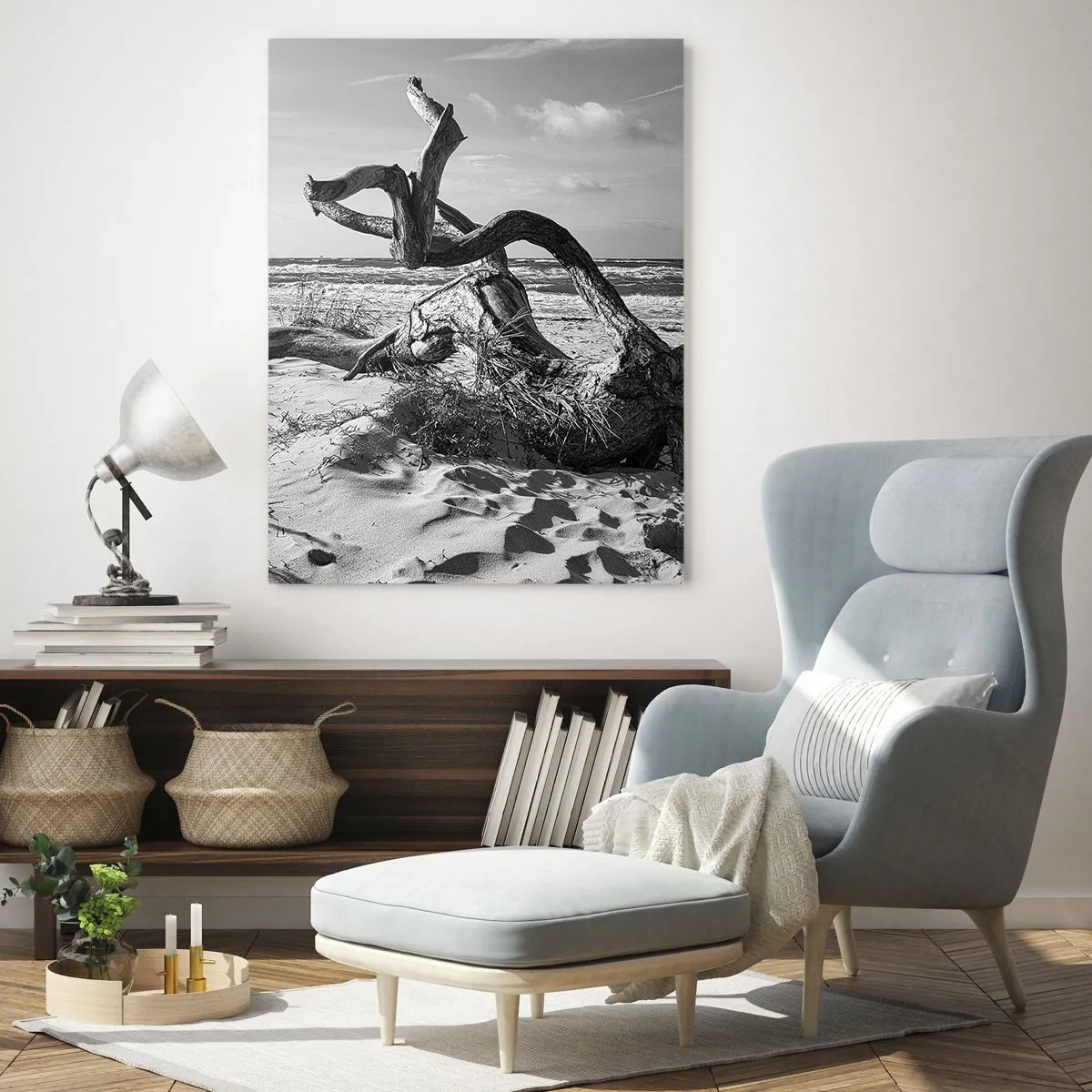 Cuadro sobre vidrio - Impresiones sobre Vidrio - Un paisaje en blanco y negro con una rama caída en una playa. - 50x70cm - Escultura marina - Decoración de pared moderna para salón y dormitorio ARTTOR