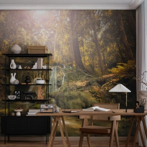Fotomural Premium Canvas - Una cascada forestal bajo los rayos del sol, rodeada de vegetación. - 100x70cm - Cascada forestal en verde - Decoración de pared moderna para salón y dormitorio ARTTOR