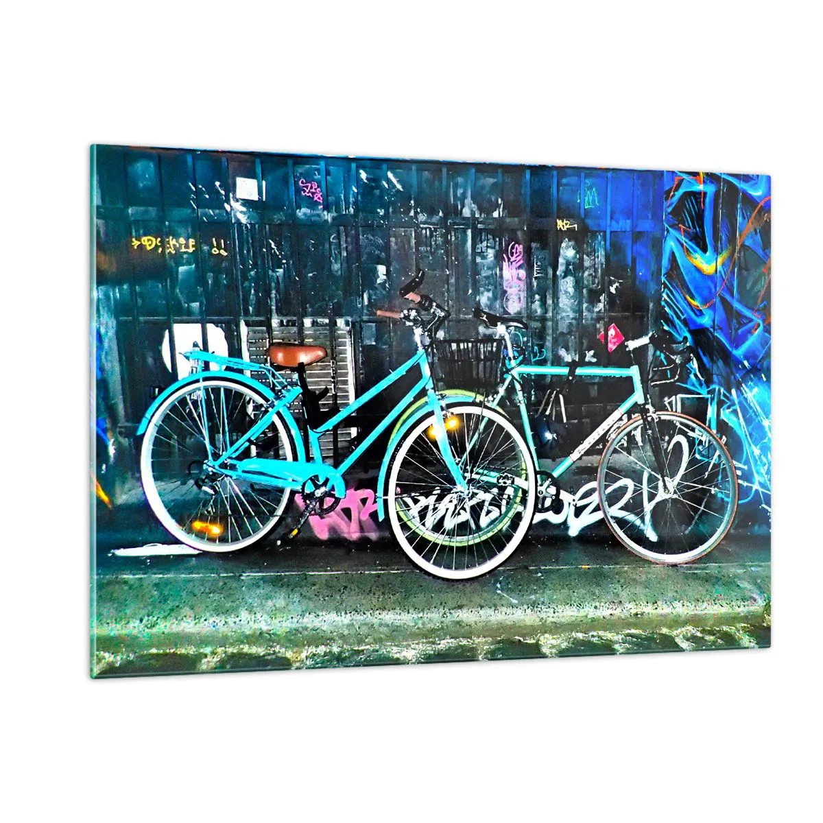 Cuadro sobre vidrio - Impresiones sobre Vidrio - Una bicicleta urbana con un fondo de grafitis y atmósfera de neón. - 120x80cm - La ciudad llama - Decoración de pared moderna para salón y dormitorio ARTTOR