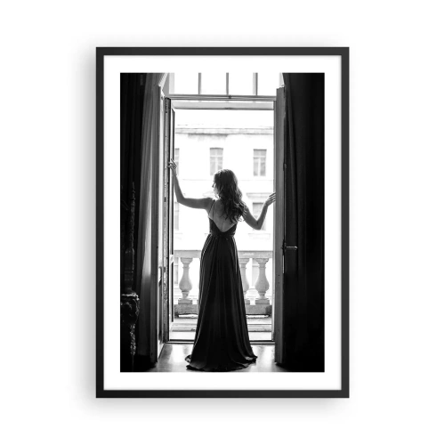Póster en marco negro - Una mujer con un vestido largo parada en un balcón abierto. - 50x70cm - Con gran estilo - Decoración de pared moderna para salón y dormitorio ARTTOR