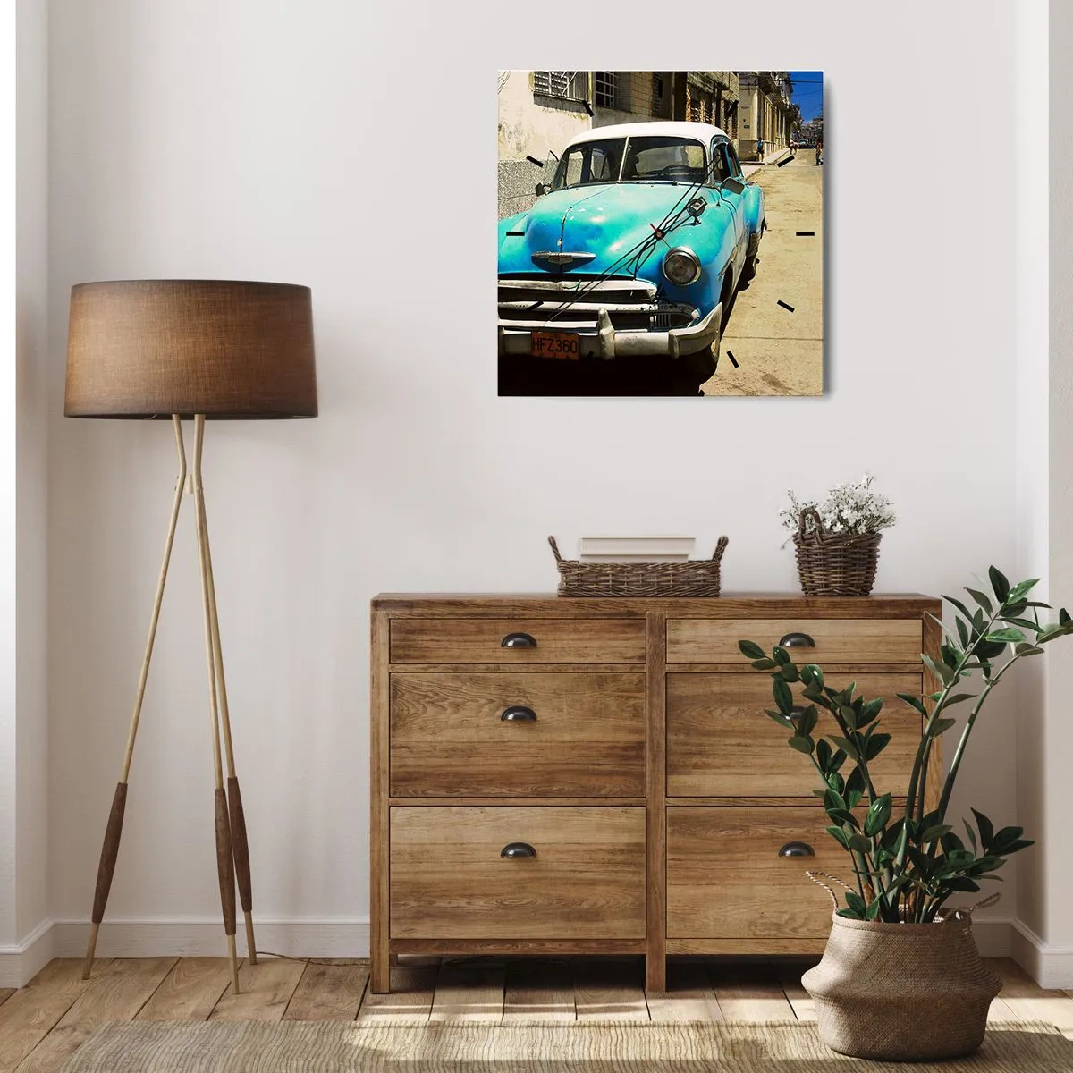 Reloj de pared - Reloj de vidrio - Un coche clásico azul en la calle en un día soleado. - 30x30cm - ¡Viva Cuba! - Decoración de pared moderna para salón y dormitorio ARTTOR