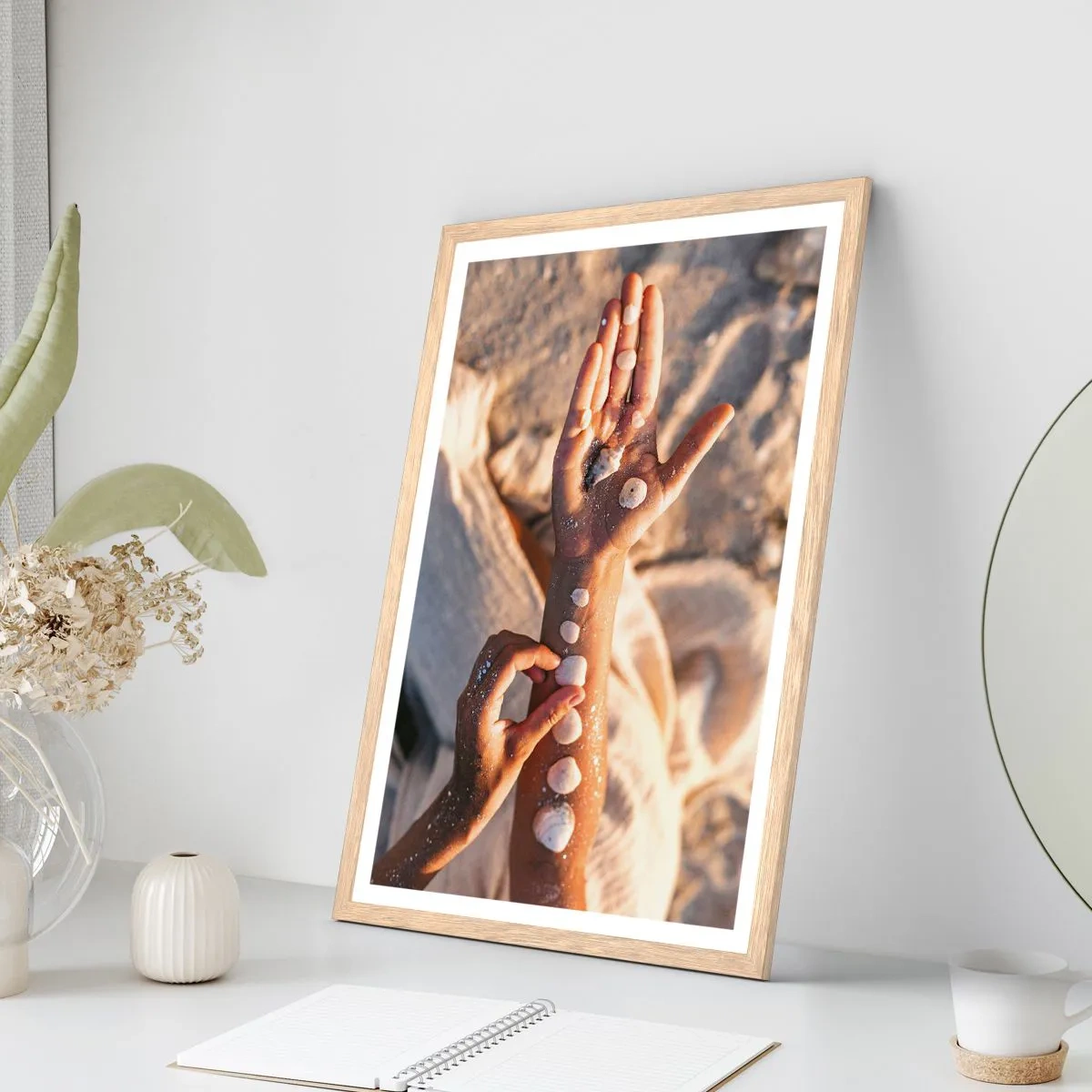 Póster en marco roble claro - La belleza al alcance de la mano - 70x100 cm