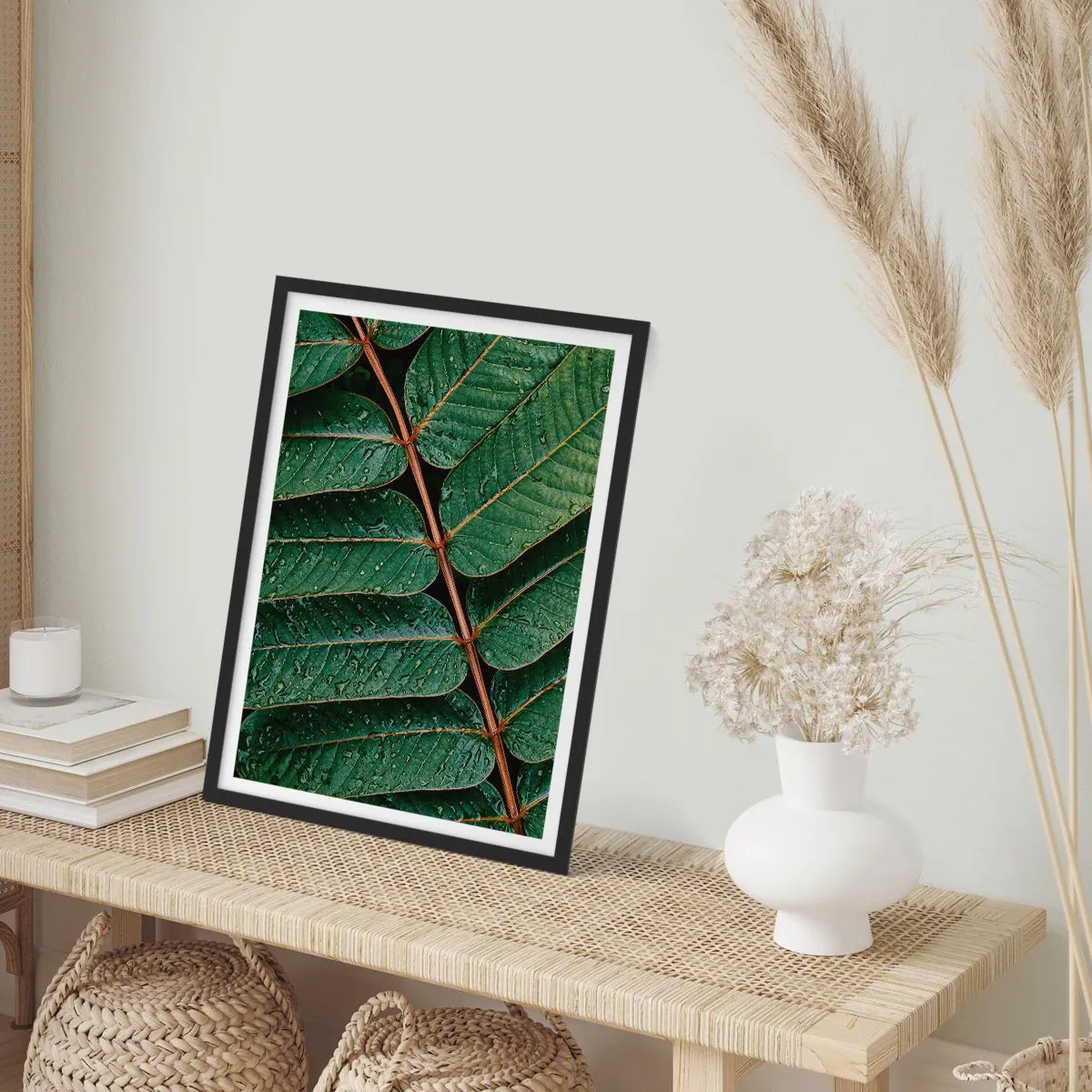 Póster en marco negro - Hojas con gotas de agua creando una composición armoniosa. - 50x70cm - En un ritmo verde - Decoración de pared moderna para salón y dormitorio ARTTOR