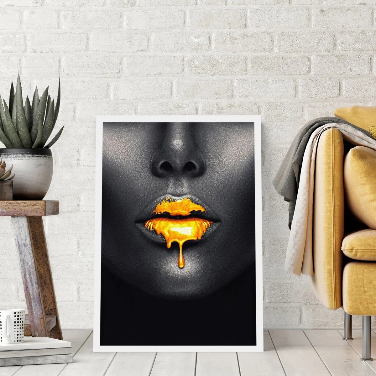 Póster - Rostro de una mujer negra con pintura naranja en los labios. - 50x70cm - Labios de oro - Decoración de pared moderna para salón y dormitorio ARTTOR