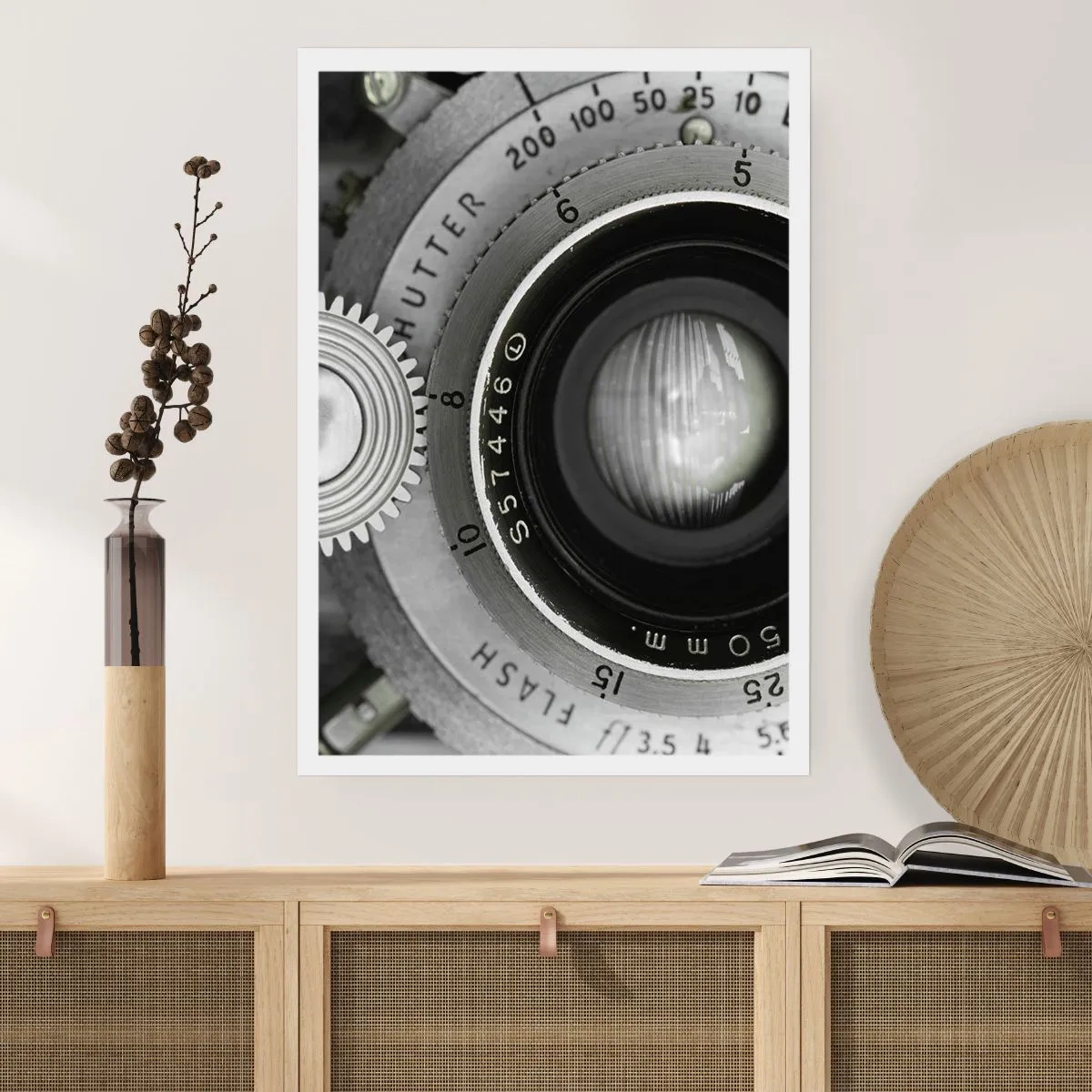 Póster - Primer plano de una lente de cámara con detalles metálicos. - 50x70cm - Una historia de Hollywood - Decoración de pared moderna para salón y dormitorio ARTTOR