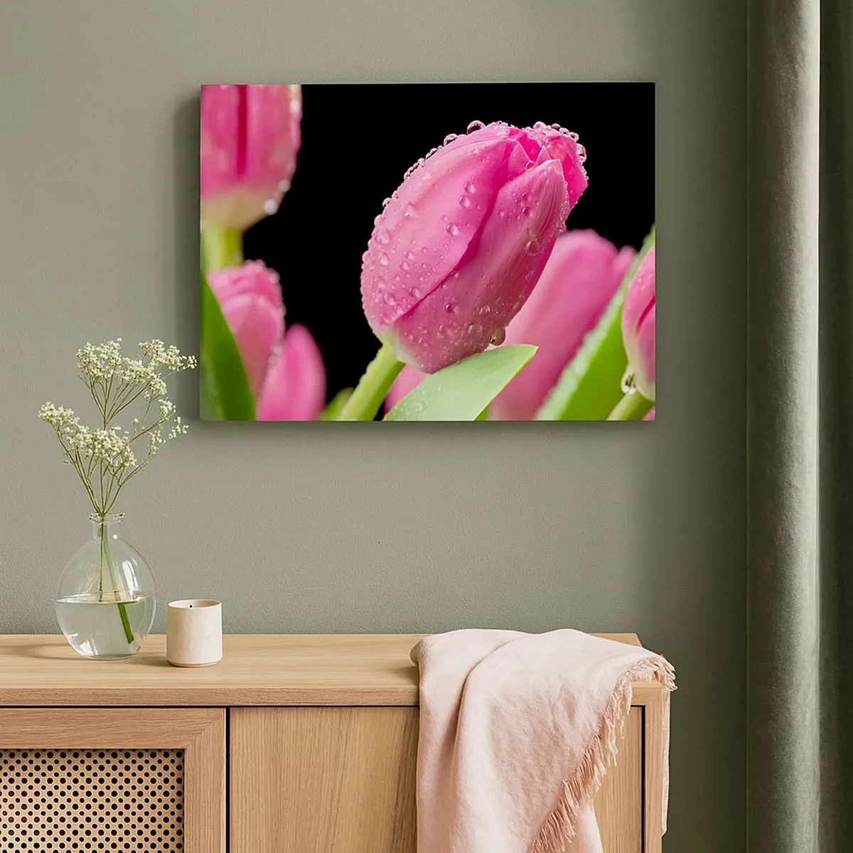 Cuadro sobre lienzo - Impresión de Imagen - Tulipán rosa con gotas de agua sobre fondo negro - 70x50cm - Un sueño de lilas en el rocío - Decoración de pared moderna para salón y dormitorio ARTTOR