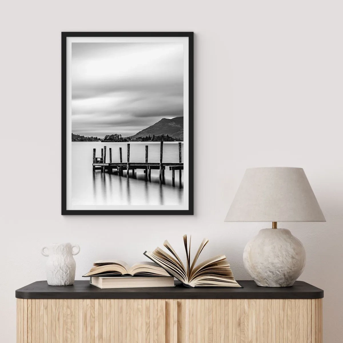 Póster en marco negro - Escena en blanco y negro con un lago, un muelle y montañas. - 50x70cm - Dulzura y la fuerza - Decoración de pared moderna para salón y dormitorio ARTTOR