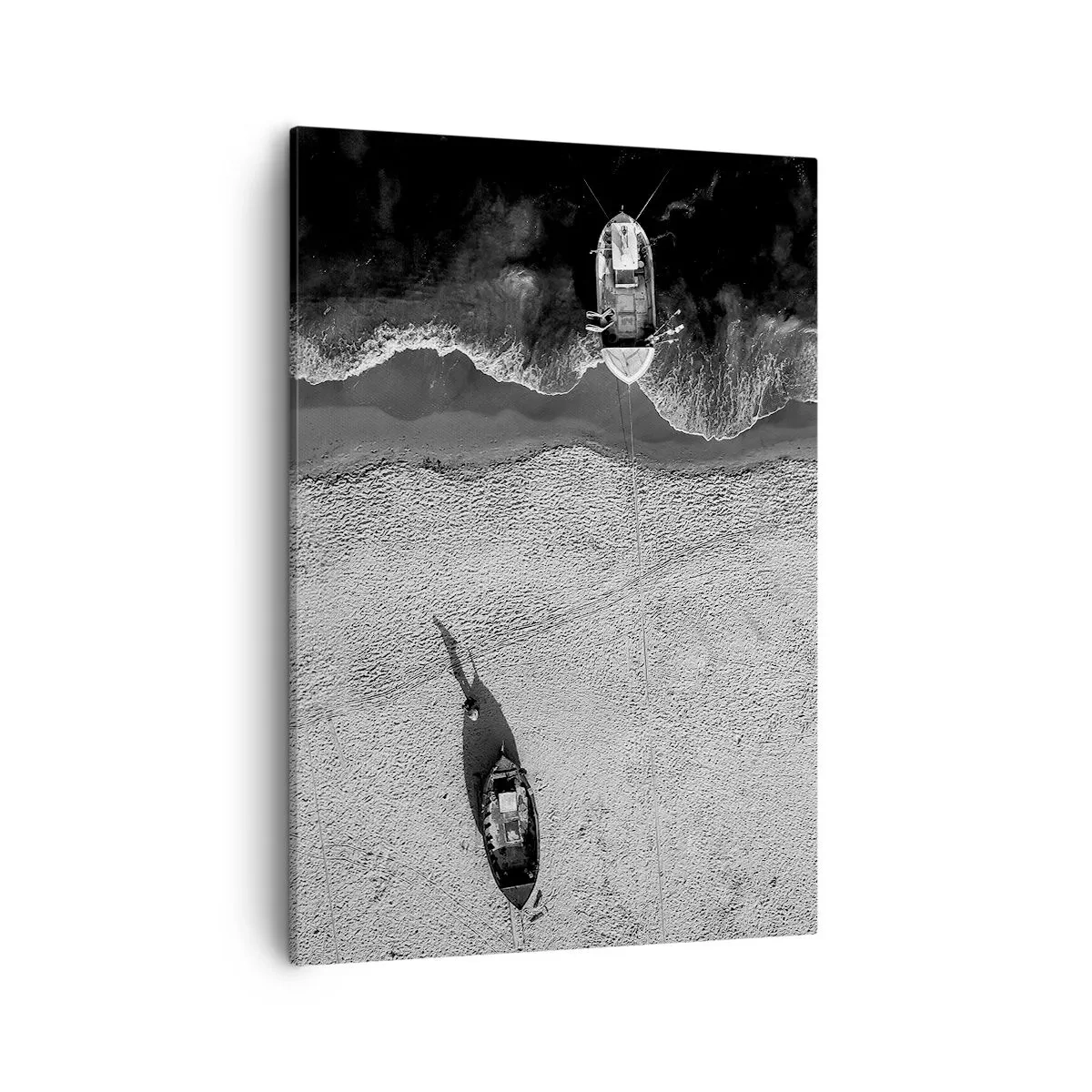 Cuadro sobre lienzo - Impresión de Imagen - Vista aérea en blanco y negro de barcos en la playa. - 50x70cm - Aún en la orilla... - Decoración de pared moderna para salón y dormitorio ARTTOR