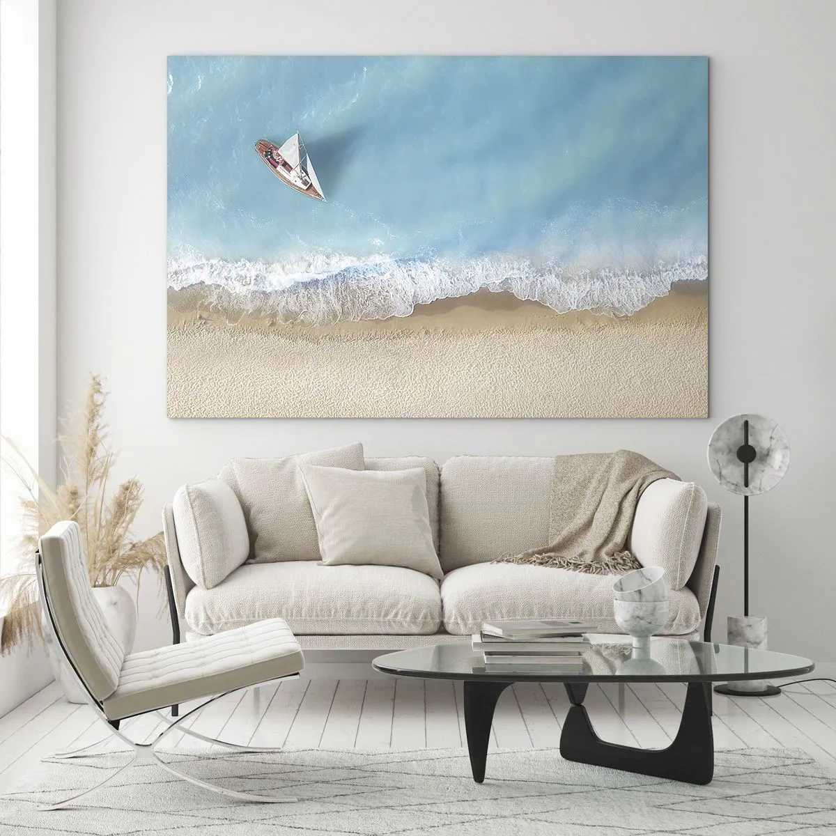 Cuadro sobre vidrio - Impresiones sobre Vidrio - Un velero en el mar azul junto a una playa de arena. - 70x50cm - Frontera celeste y dorada - Decoración de pared moderna para salón y dormitorio ARTTOR