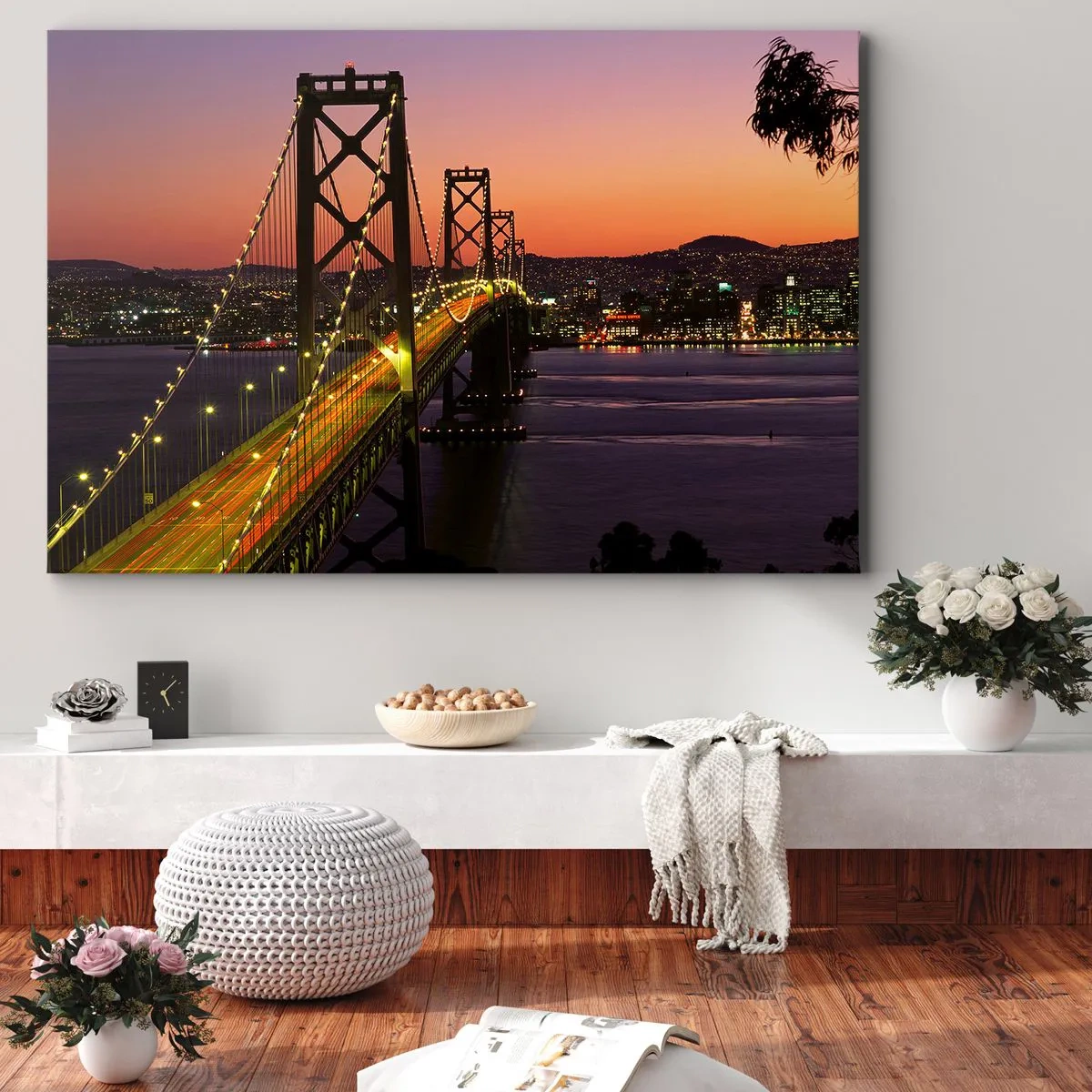 Cuadro sobre lienzo - Impresión de Imagen - Un puente iluminado por la noche sobre el agua con una vista panorámica de la ciudad. - 100x70cm - Tarde violeta - Decoración de pared moderna para salón y dormitorio ARTTOR