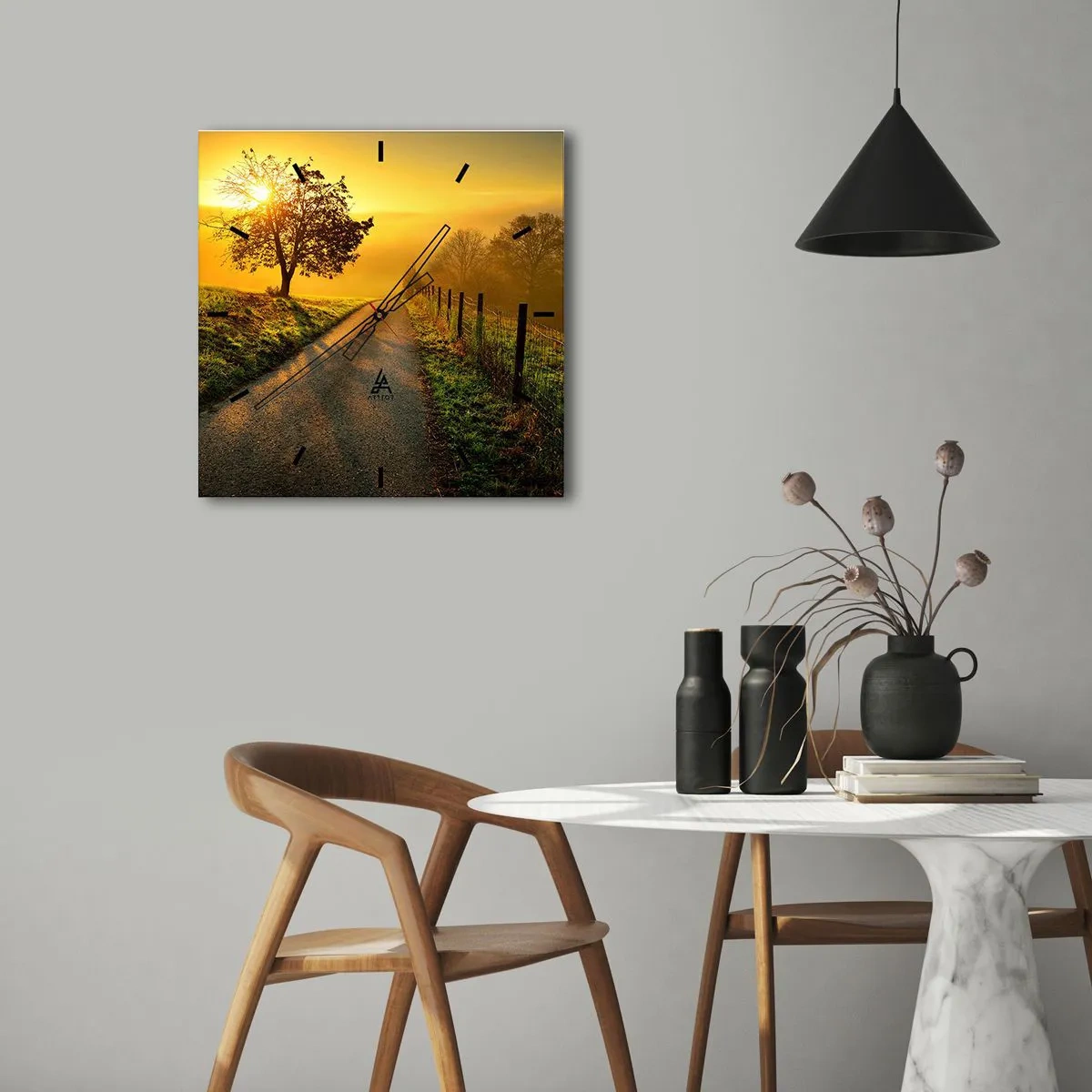 Reloj de pared - Reloj de vidrio - Una pintoresca carretera al atardecer con un árbol solitario al fondo. - 30x30cm - Tarde melosa - Decoración de pared moderna para salón y dormitorio ARTTOR