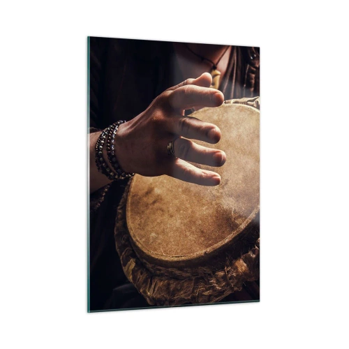 Cuadro sobre vidrio - Impresiones sobre Vidrio - Primer plano de manos tocando un tambor djembé con luz cálida. - 50x70cm - En el ritmo del corazón - Decoración de pared moderna para salón y dormitorio ARTTOR