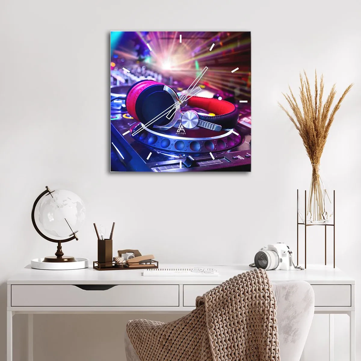 Reloj de pared - Reloj de vidrio - Auriculares de DJ en una consola iluminada por focos en una fiesta - 30x30cm - Empieza la fiesta - Decoración de pared moderna para salón y dormitorio ARTTOR