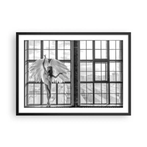 Póster en marco negro - Una mujer con alas de ángel contra el fondo de una ventana del loft. - 70x50cm - ¿Ciudad de los ángeles? - Decoración de pared moderna para salón y dormitorio ARTTOR