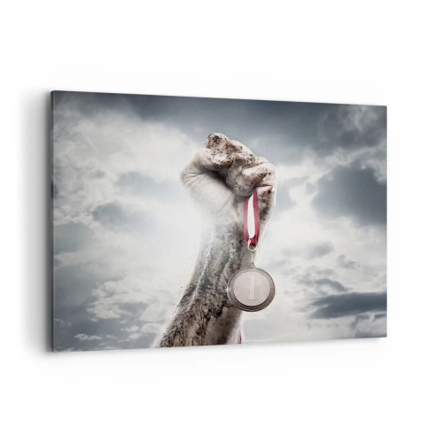 Cuadro sobre lienzo - Impresión de Imagen - Una mano levantada con una medalla contra un cielo nublado. - 120x80cm - Per aspera ad astra - Decoración de pared moderna para salón y dormitorio ARTTOR