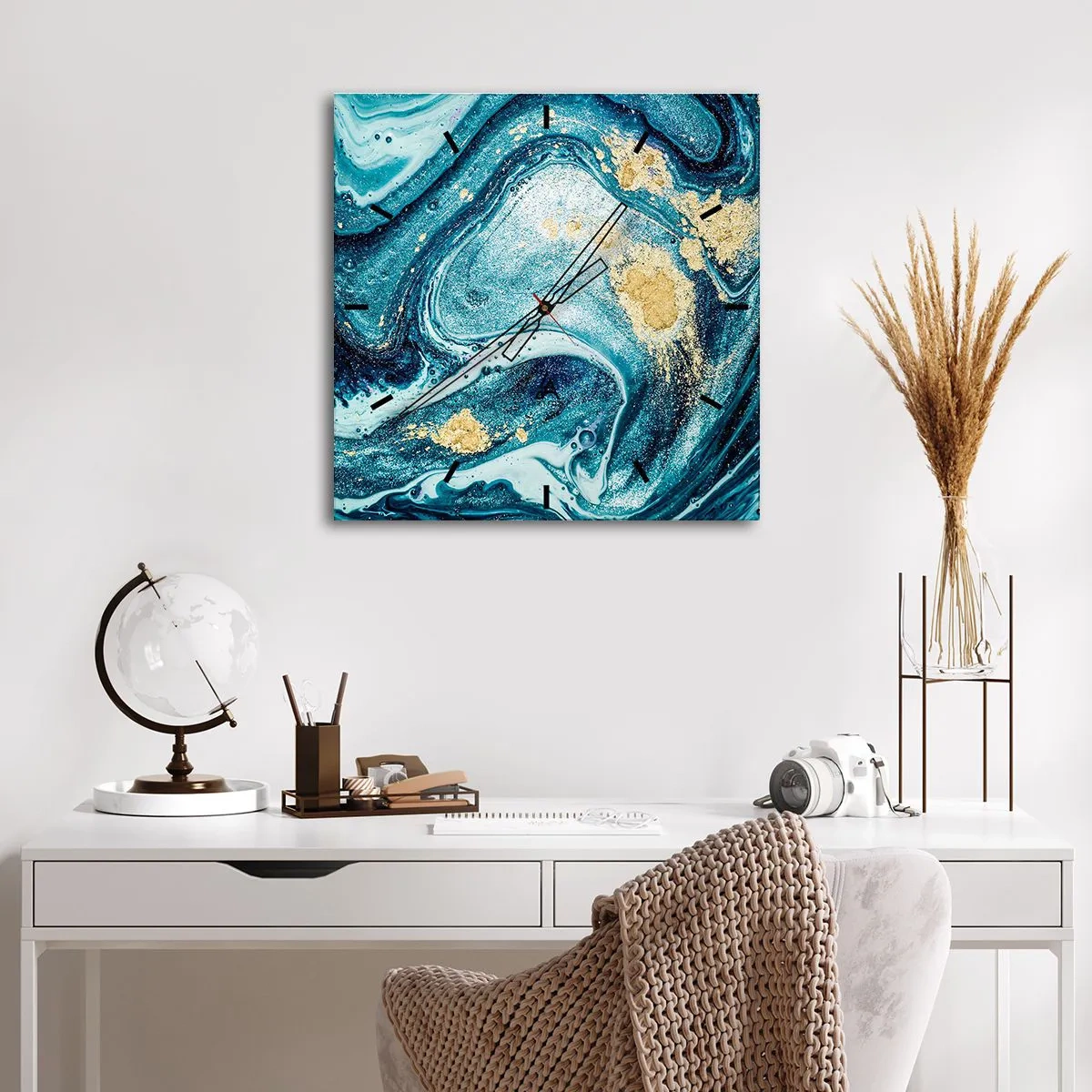 Reloj de pared - Reloj de vidrio - Una composición abstracta de ondas y acentos dorados. - 30x30cm - Vórtice azul - Decoración de pared moderna para salón y dormitorio ARTTOR