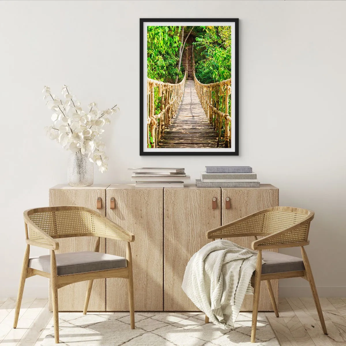 Póster en marco negro - Un puente de cuerda de madera rodeado de exuberante vegetación. - 50x70cm - Suspendido en verde - Decoración de pared moderna para salón y dormitorio ARTTOR