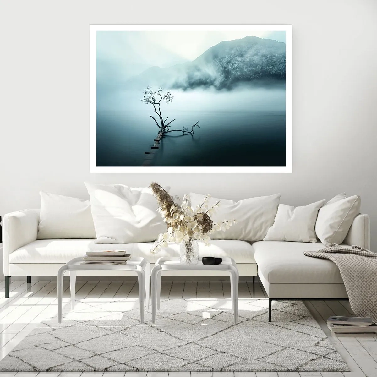 Póster - Un árbol solitario en el agua rodeado de niebla y montañas. - 100x70cm - Fuera del agua y de la niebla - Decoración de pared moderna para salón y dormitorio ARTTOR