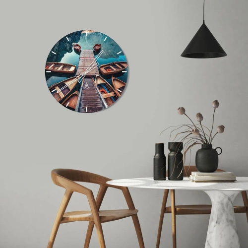 Reloj de pared - Reloj de vidrio - Un muelle de madera con barcos en un lago tranquilo. - 30x30cm - Esperando en el muelle - Decoración de pared moderna para salón, cocina y dormitorio ARTTOR