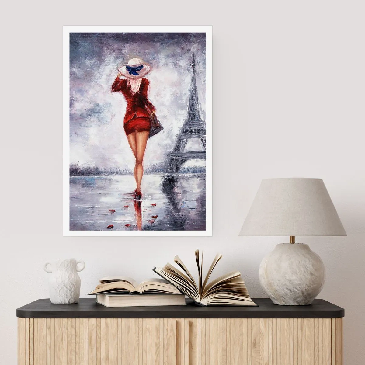Póster - Una mujer con un vestido rojo caminando hacia la Torre Eiffel. - 50x70cm - Símbolos parisinos - Decoración de pared moderna para salón y dormitorio ARTTOR