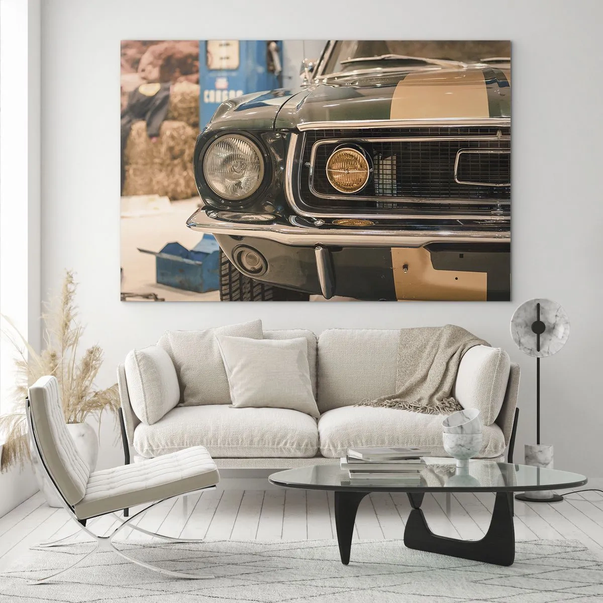 Cuadro sobre vidrio - Impresiones sobre Vidrio - Vista de cerca de un coche clásico, Mustang, en un taller. - 70x50cm - Encuentro con una leyenda - Decoración de pared moderna para salón y dormitorio ARTTOR