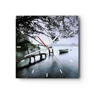 Reloj de pared - Reloj de vidrio - Un embarcadero sobre el agua con un barco al fondo rodeado de un paisaje brumoso. - 30x30cm - Ya estás descansando - Decoración de pared moderna para salón y dormitorio ARTTOR