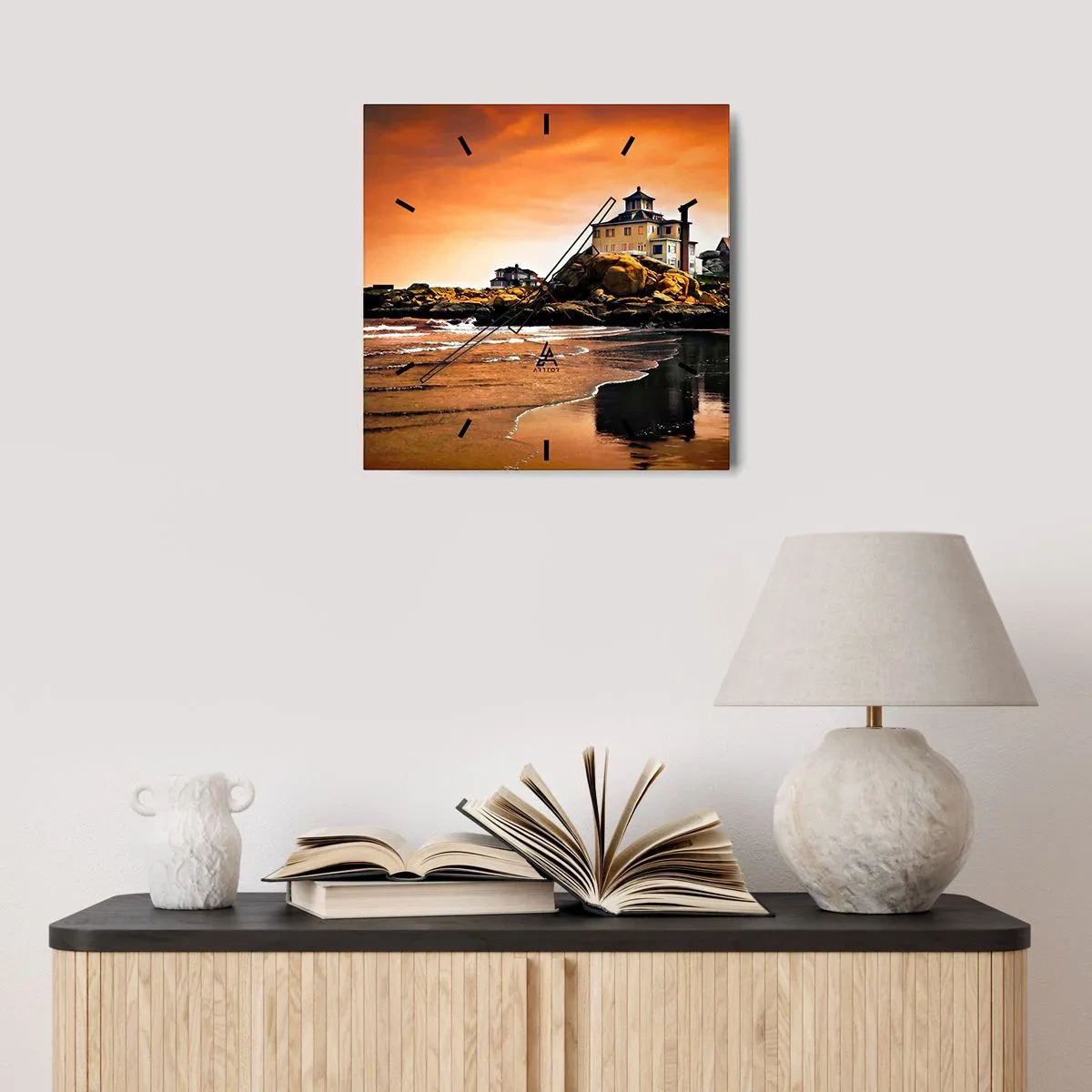 Reloj de pared - Reloj de vidrio - Una casa sobre una roca junto a la playa al atardecer con su reflejo en el agua. - 30x30cm - La elegancia de la costa oeste - Decoración de pared moderna para salón y dormitorio ARTTOR