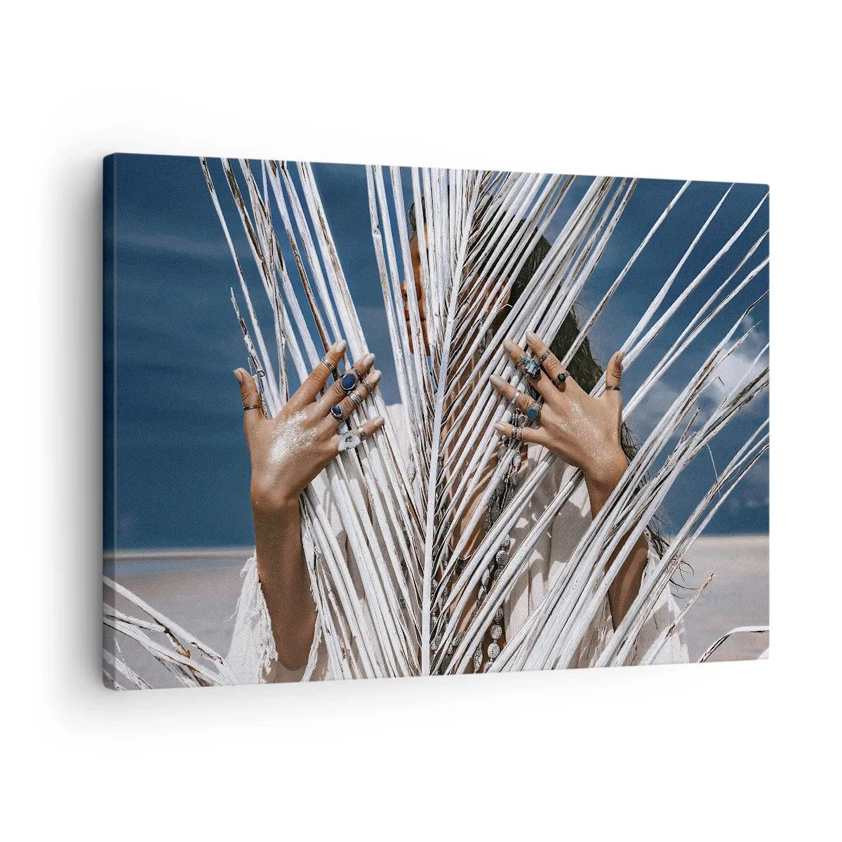 Cuadro sobre lienzo - Impresión de Imagen - Una mujer escondida detrás de hojas de palma con anillos en sus manos. - 70x50cm - ¿La mujer chamana? - Decoración de pared moderna para salón y dormitorio ARTTOR