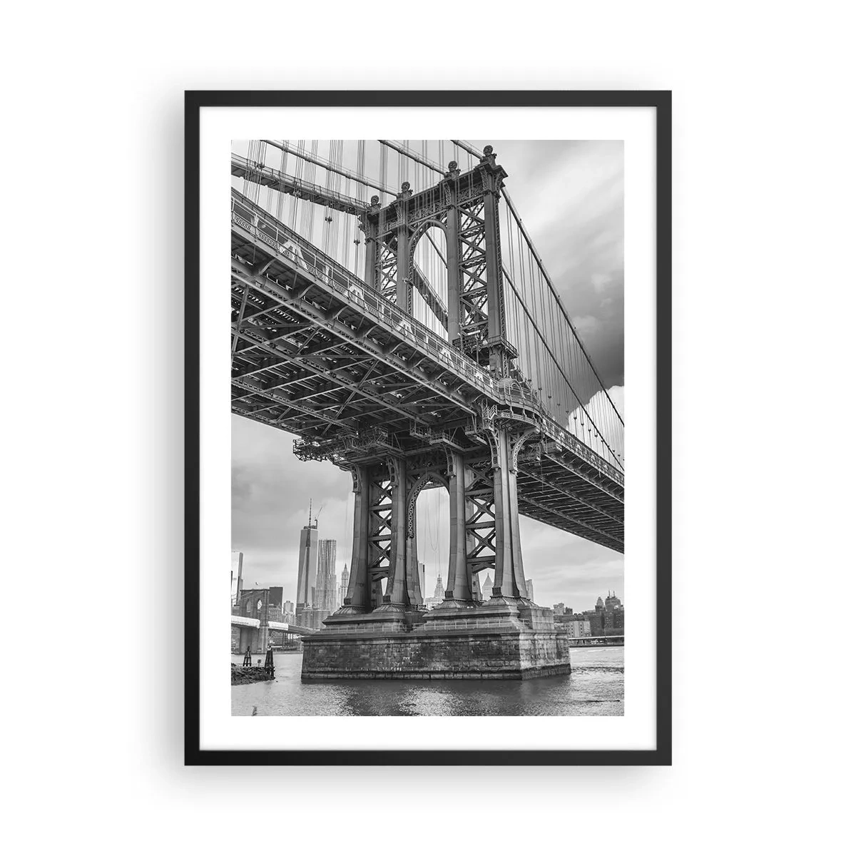 Póster en marco negro - Un puente en blanco y negro con el telón de fondo de un paisaje urbano. - 50x70cm - Al corazón de la ciudad - Decoración de pared moderna para salón y dormitorio ARTTOR