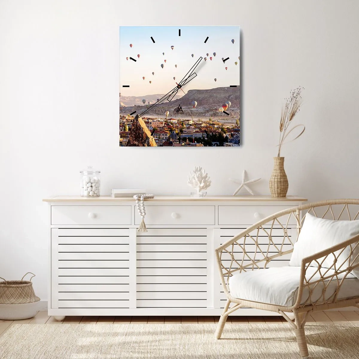 Reloj de pared - Reloj de vidrio - Capadocia con globos con el telón de fondo de pintorescas colinas. - 30x30cm - Surcando los cielos - Decoración de pared moderna para salón y dormitorio ARTTOR