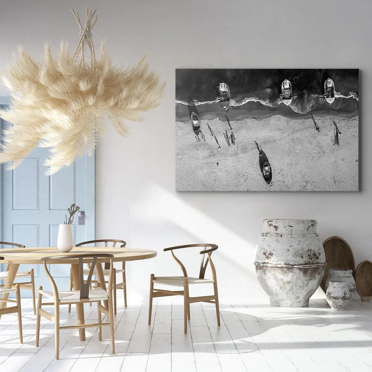 Cuadro sobre lienzo - Impresión de Imagen - Vista aérea en blanco y negro de barcos en la playa. - 70x50cm - Aún en la orilla... - Decoración de pared moderna para salón y dormitorio ARTTOR