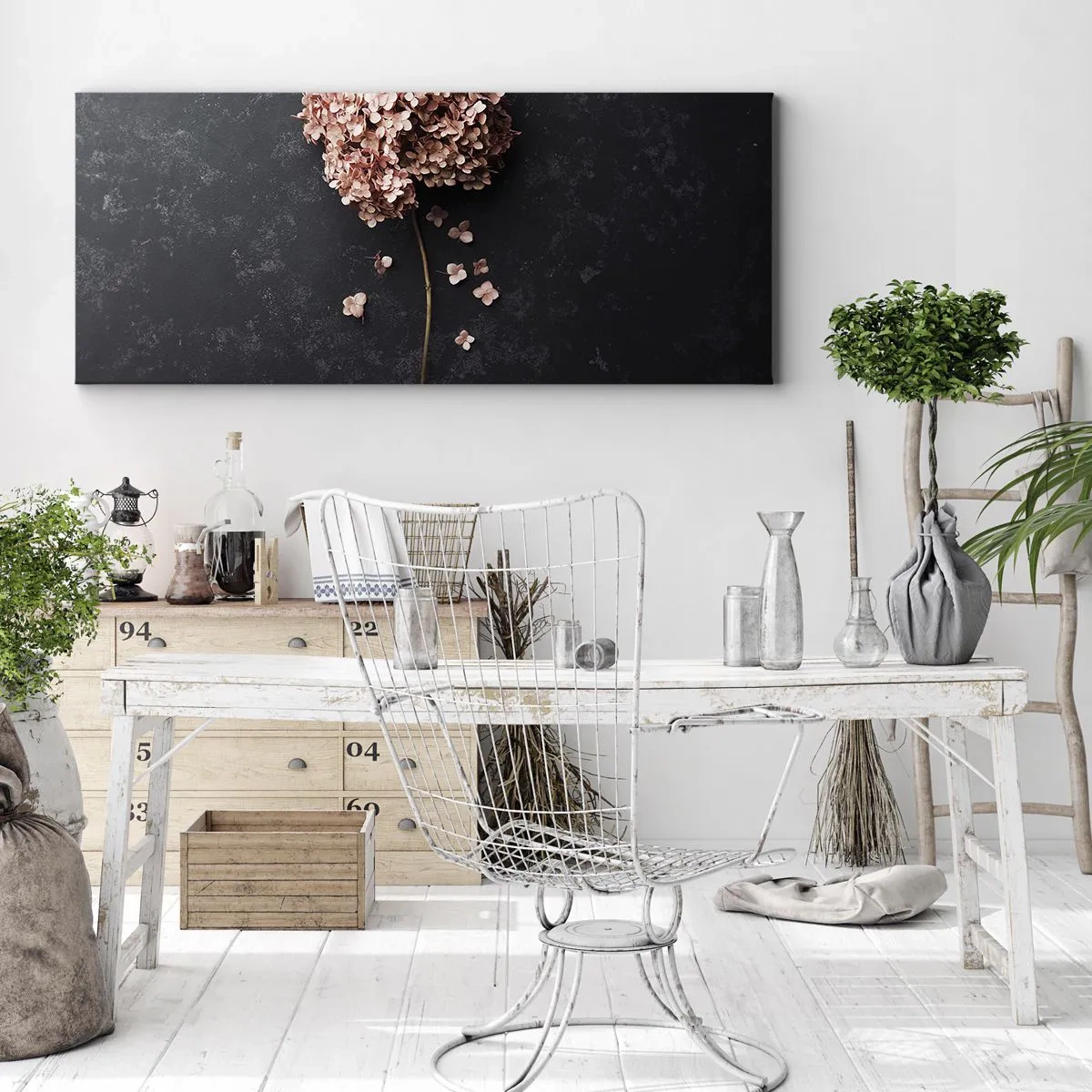 Cuadro sobre lienzo - Impresión de Imagen - Una delicada flor de hortensia sobre un fondo oscuro. - 140x50cm - Un signo verdaderamente romántico - Decoración de pared moderna para salón y dormitorio ARTTOR