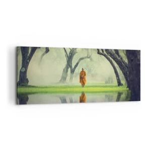 Cuadro sobre lienzo - Impresión de Imagen - Un monje con una túnica naranja en un bosque con un fondo brumoso y reflejo en el agua. - 120x50cm - En el camino de la iluminación - Decoración de pared moderna para salón y dormitorio ARTTOR