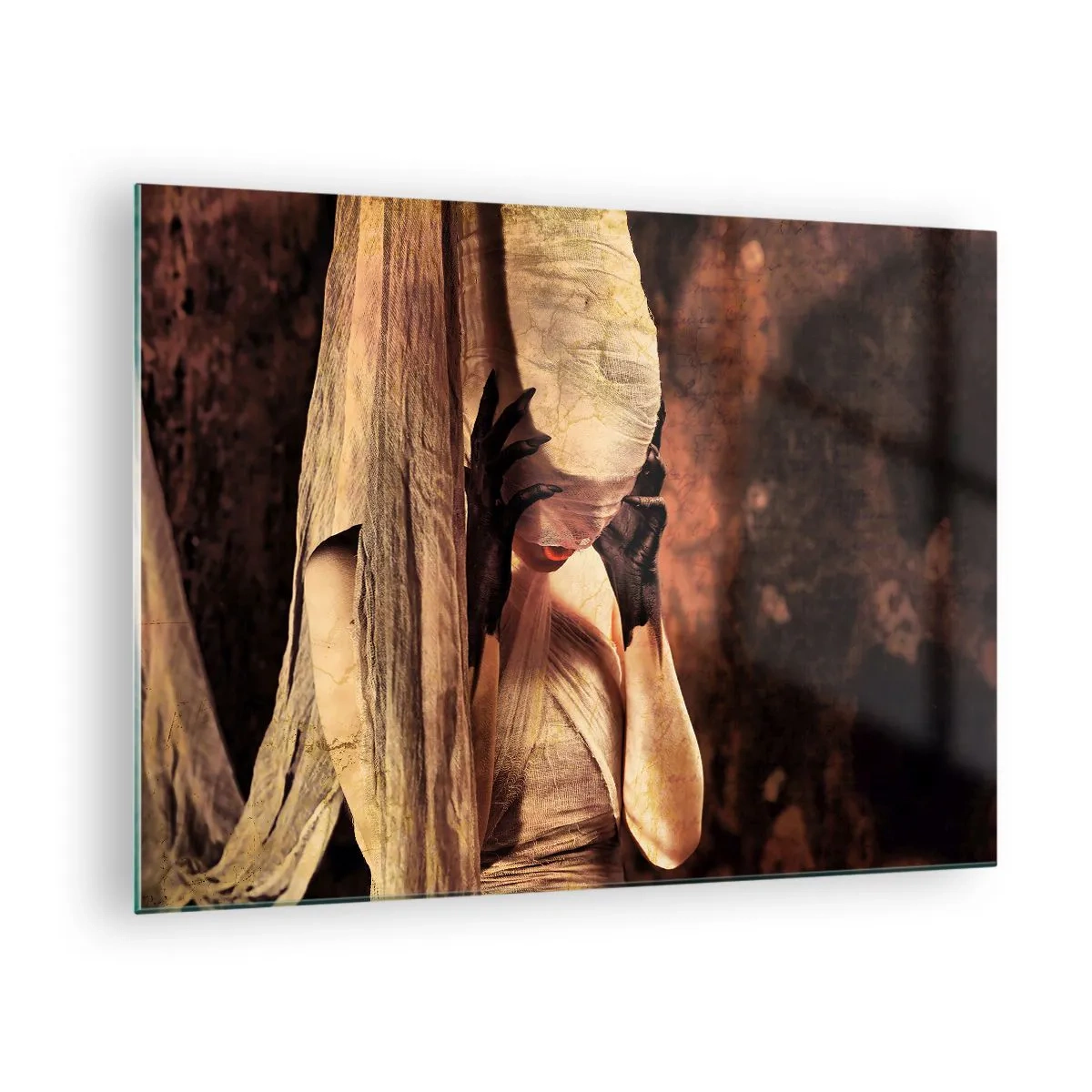 Cuadro sobre vidrio - Impresiones sobre Vidrio - Una mujer misteriosa rodeada de telas doradas. - 70x50cm - Entre el bien y el mal - Decoración de pared moderna para salón y dormitorio ARTTOR