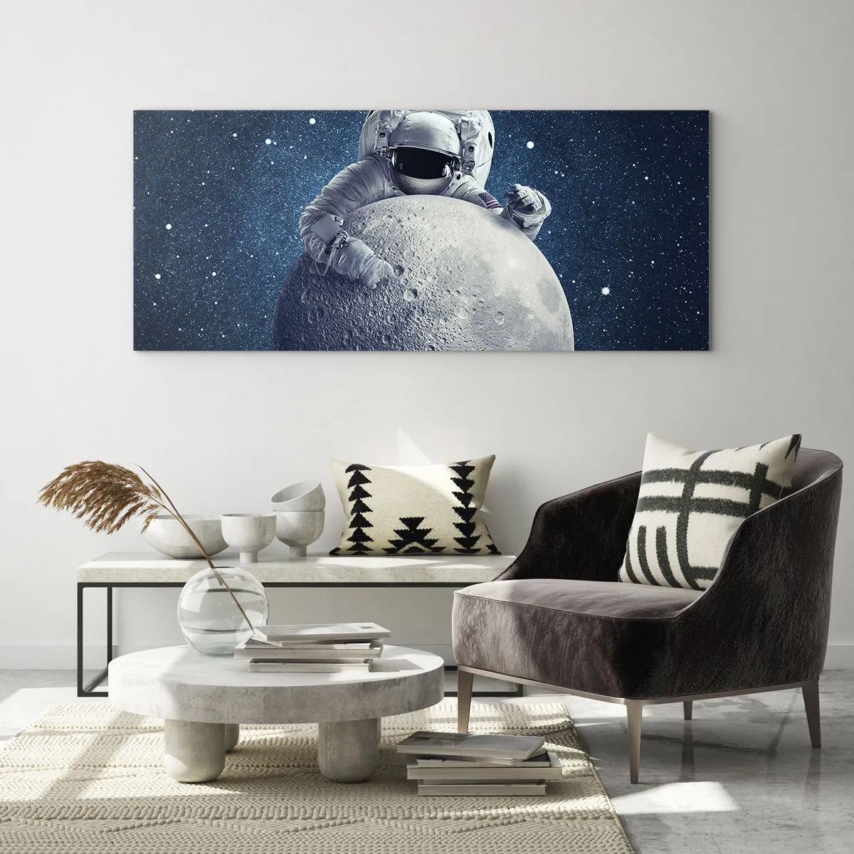 Cuadro sobre vidrio - Impresiones sobre Vidrio - Astronauta sosteniendo la luna contra un cielo estrellado - 140x50cm - Bromista espacial - Decoración de pared moderna para salón y dormitorio ARTTOR