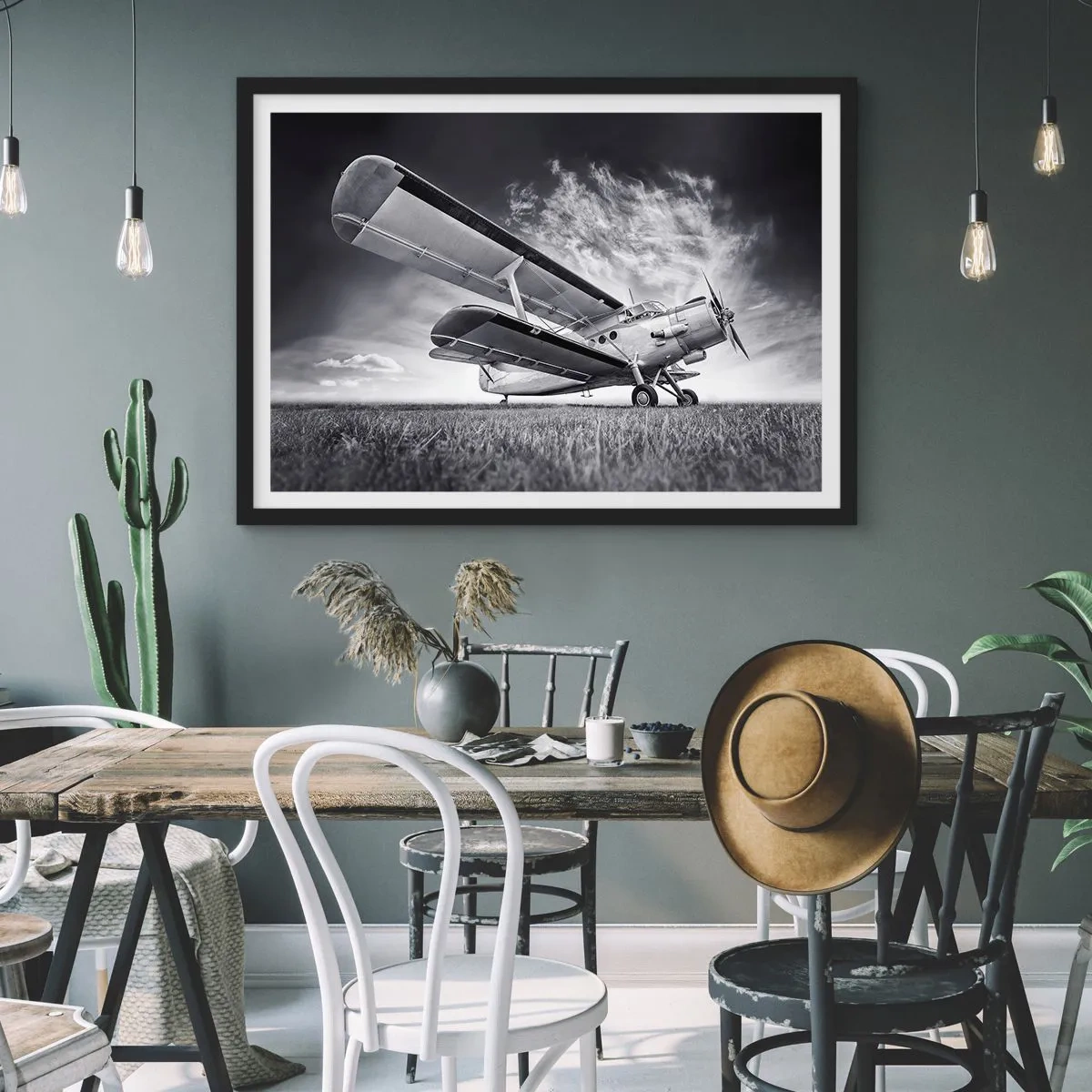 Póster en marco negro - Un avión contra un cielo dramático en blanco y negro. - 100x70cm - El vagamundo alado - Decoración de pared moderna para salón y dormitorio ARTTOR