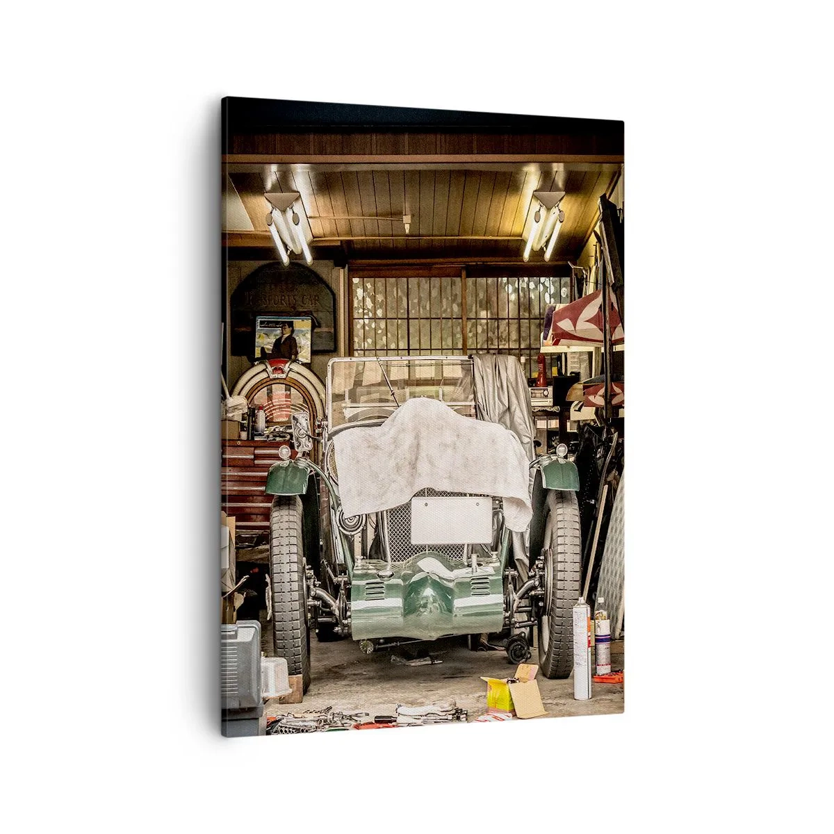 Cuadro sobre lienzo - Impresión de Imagen - Un coche viejo en un garaje rodeado de herramientas y equipos. - 50x70cm - Volver al pasado - Decoración de pared moderna para salón y dormitorio ARTTOR