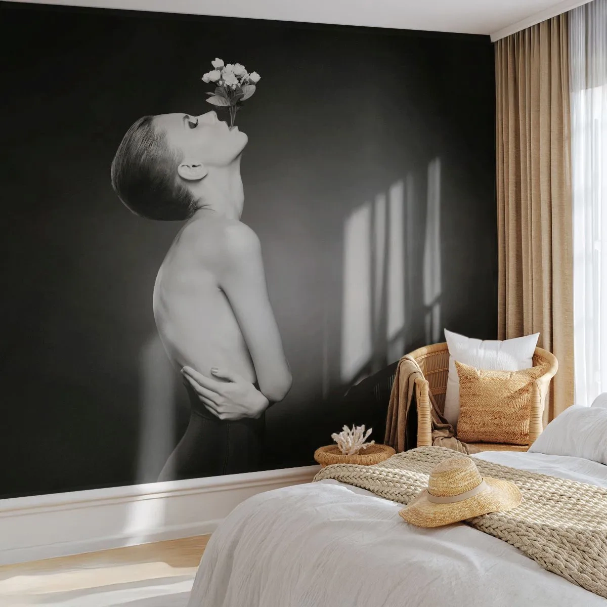 Fotomural Premium Sand - Desnudo femenino en blanco y negro con una flor en la boca - 100x70cm - Elegancia excéntrica - Decoración de pared moderna para salón y dormitorio ARTTOR